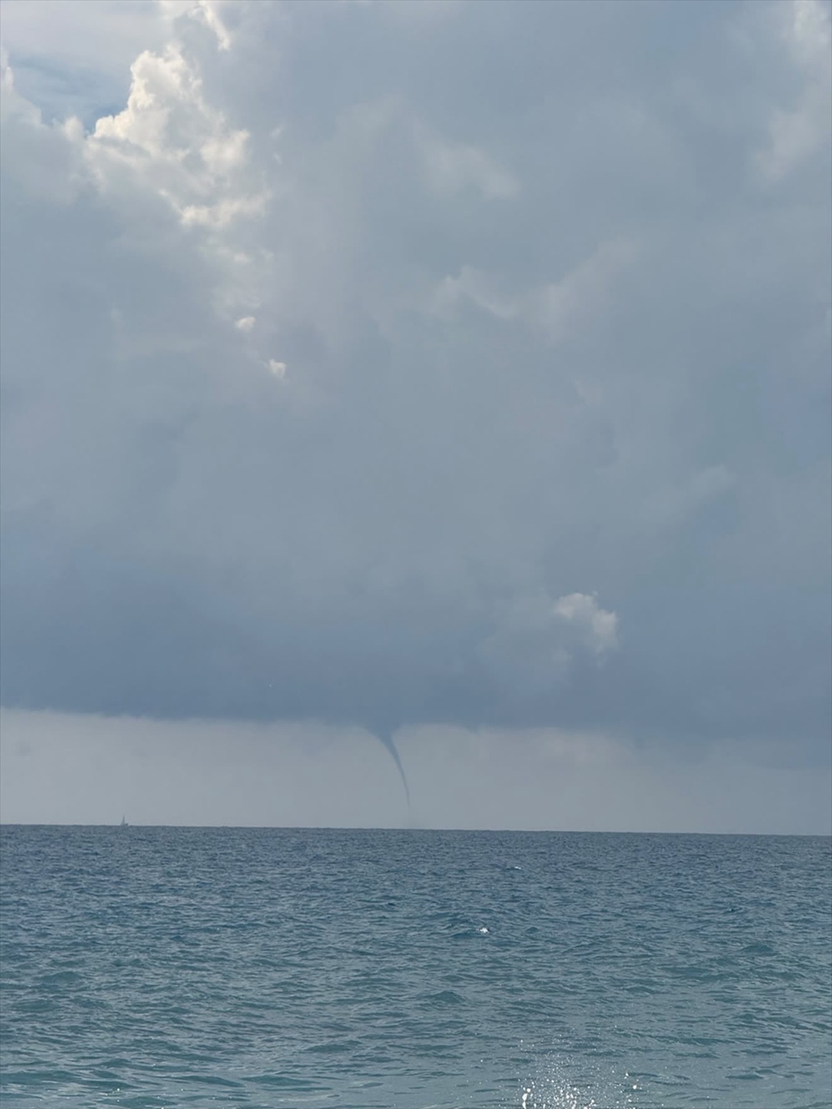 Alanya\'da yağış sonrası denizde beliren hortum zarar vermeden etkisini yitirdi