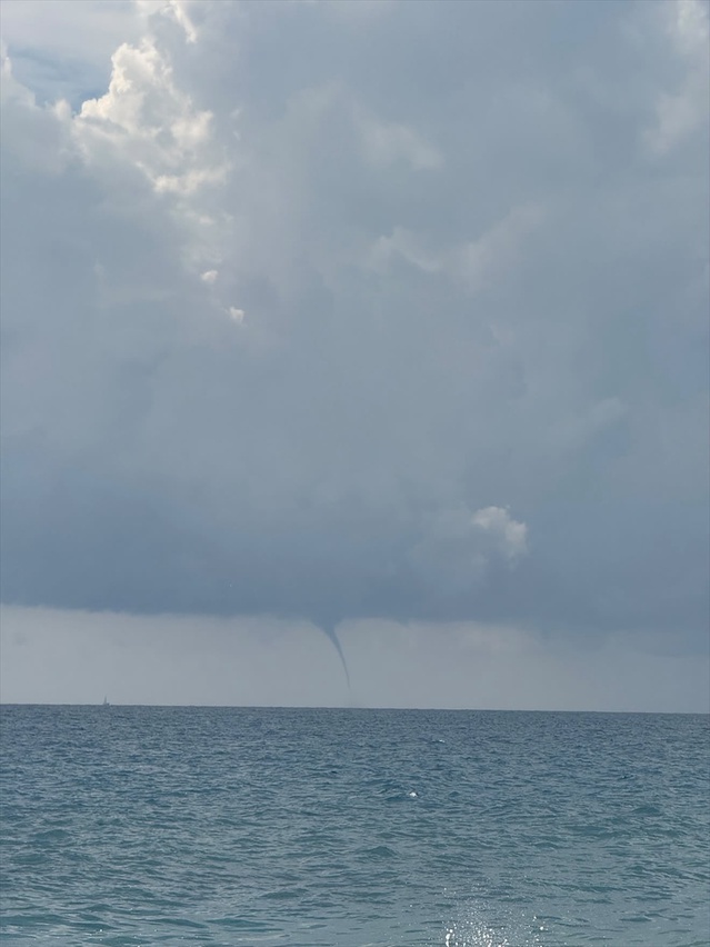 Alanya'da yağış sonrası denizde beliren hortum zarar vermeden etkisini yitirdi
