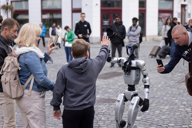 Unitree'nin G1 insansı robotu Slovenya'da geçit töreninde orkestra şefliği yaptı