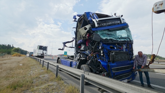 Bolu Gerede Cankurtaran'da yolcu otobüsü ile tır çarpıştı, 2 kişi yaralandı
