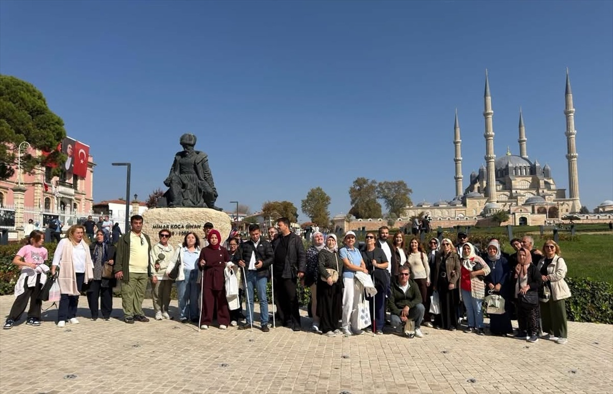 İstanbul Bakırköy GÖZDER\'den görme engelliler Edirne\'nin tarihi mekanlarını gezdi