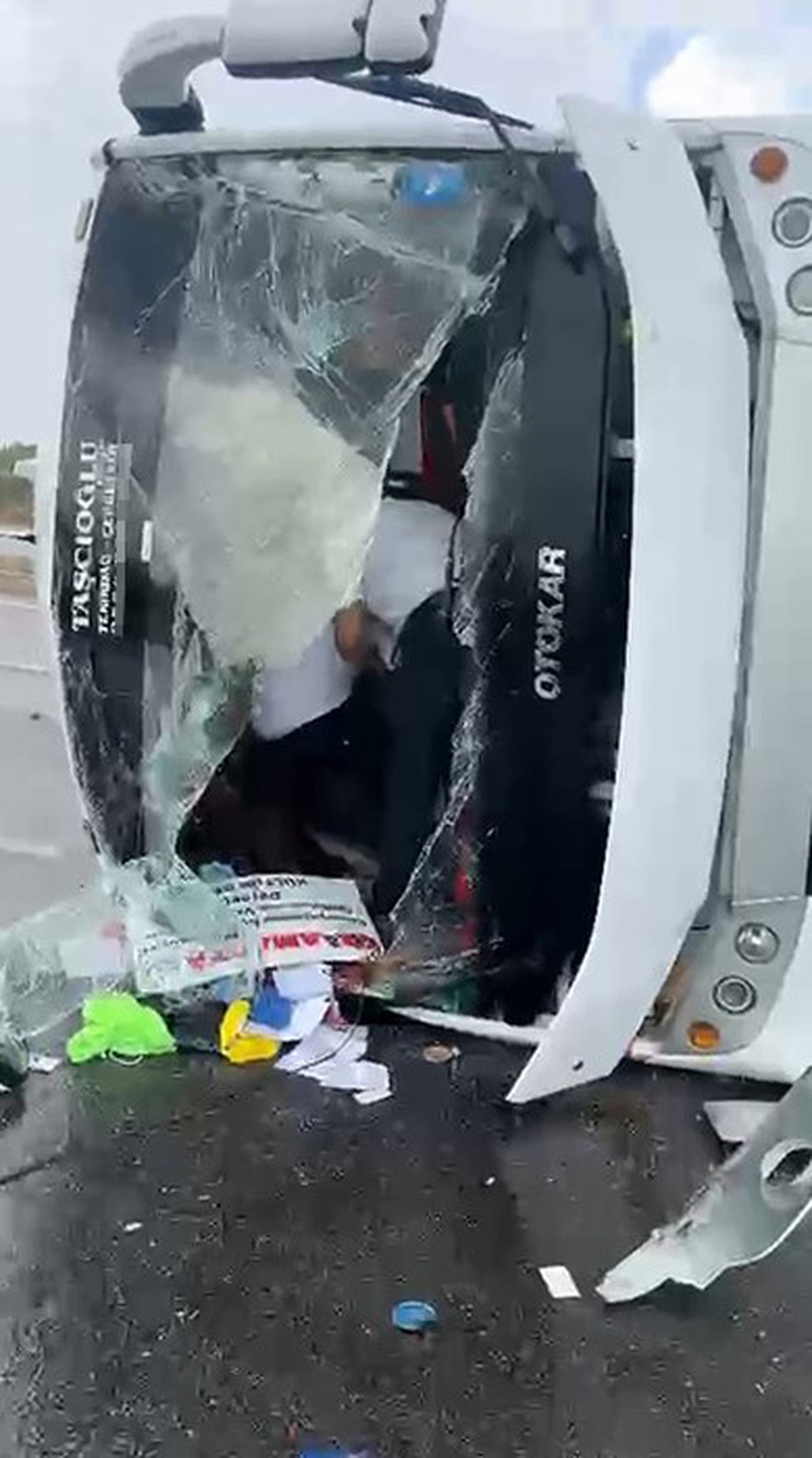 Antalya Aksu\'da 11.00 sıralarında midibüs devrildi, yaralıların olduğu bildirildi