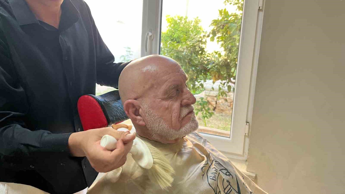Alanya\'da 22 yaşındaki genç berber, huzurevi sakinlerine ücretsiz tıraş hizmeti verdi