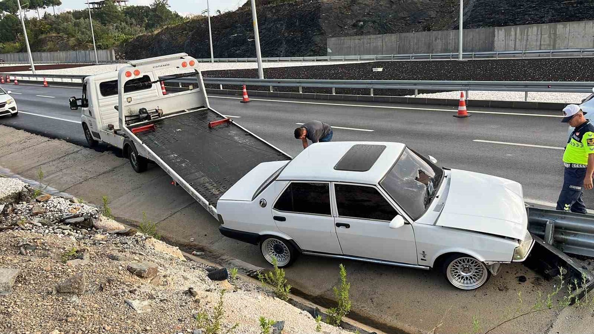 Alanya\'da otomobilin bariyerlere çarptığı kazada sürücü yaralandı
