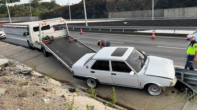Alanya'da otomobilin bariyerlere çarptığı kazada sürücü yaralandı