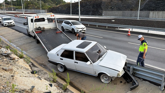 Antalya Alanya'da kontrolden çıkan otomobil bariyere saplandı, sürücü yaralandı
