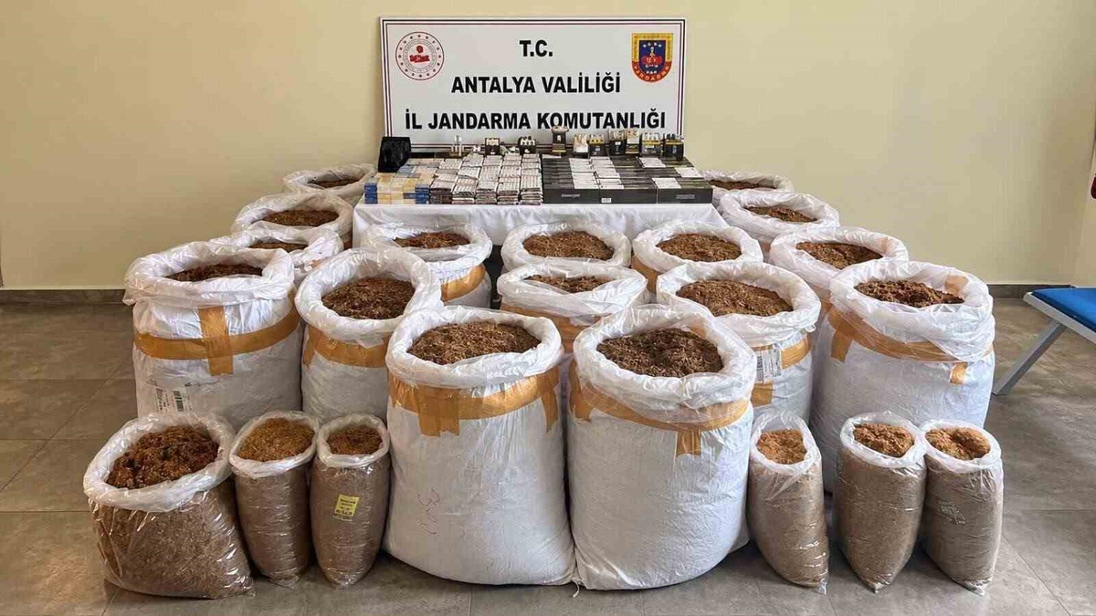 Antalya Döşemealtı\'da kaçak tütün operasyonunda 750 kilogram tütün ele geçirildi