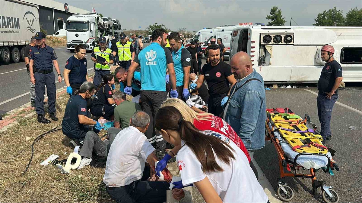 Antalya Valiliği\'ne göre midibüs kazasında 23 yolcudan 17\'si yaralandı, biri ağır