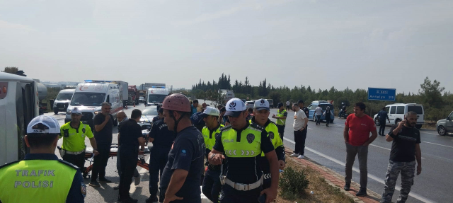 Antalya-Isparta yolunda midibüs devrildi: 5 yaralı
