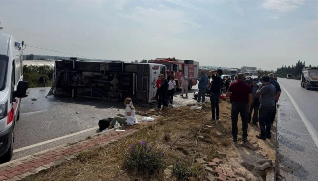 Antalya-Isparta yolunda midibüs devrildi: 5 yaralı