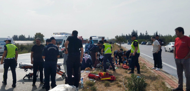 Antalya-Isparta yolunda midibüs devrildi: 5 yaralı