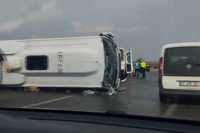Antalya-Isparta yolunda midibüs devrildi: 5 yaralı