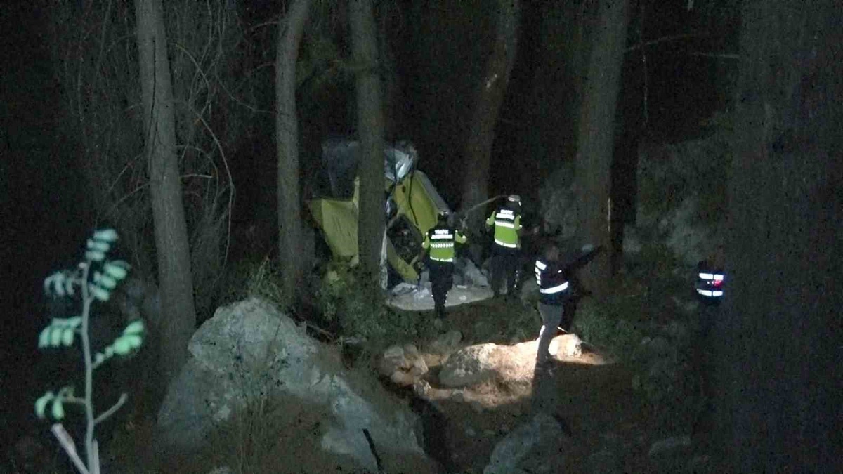 Antalya Konyaaltı\'da uçuruma yuvarlanan araçta yaralı kadın da ölünce sayı 3\'e çıktı