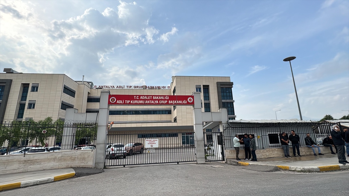 Antalya Konyaaltı\'da uçurum kazasında ölen 3 kişinin cenazesi ailelere teslim edildi
