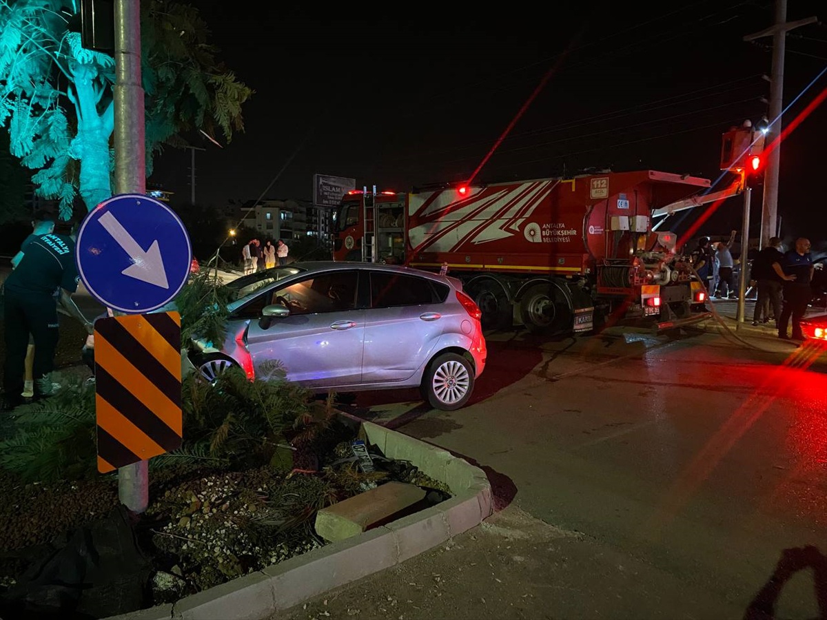 Antalya Serik\'te çarpışan otomobillerden biri alev aldı, 2 kişi yaralandı