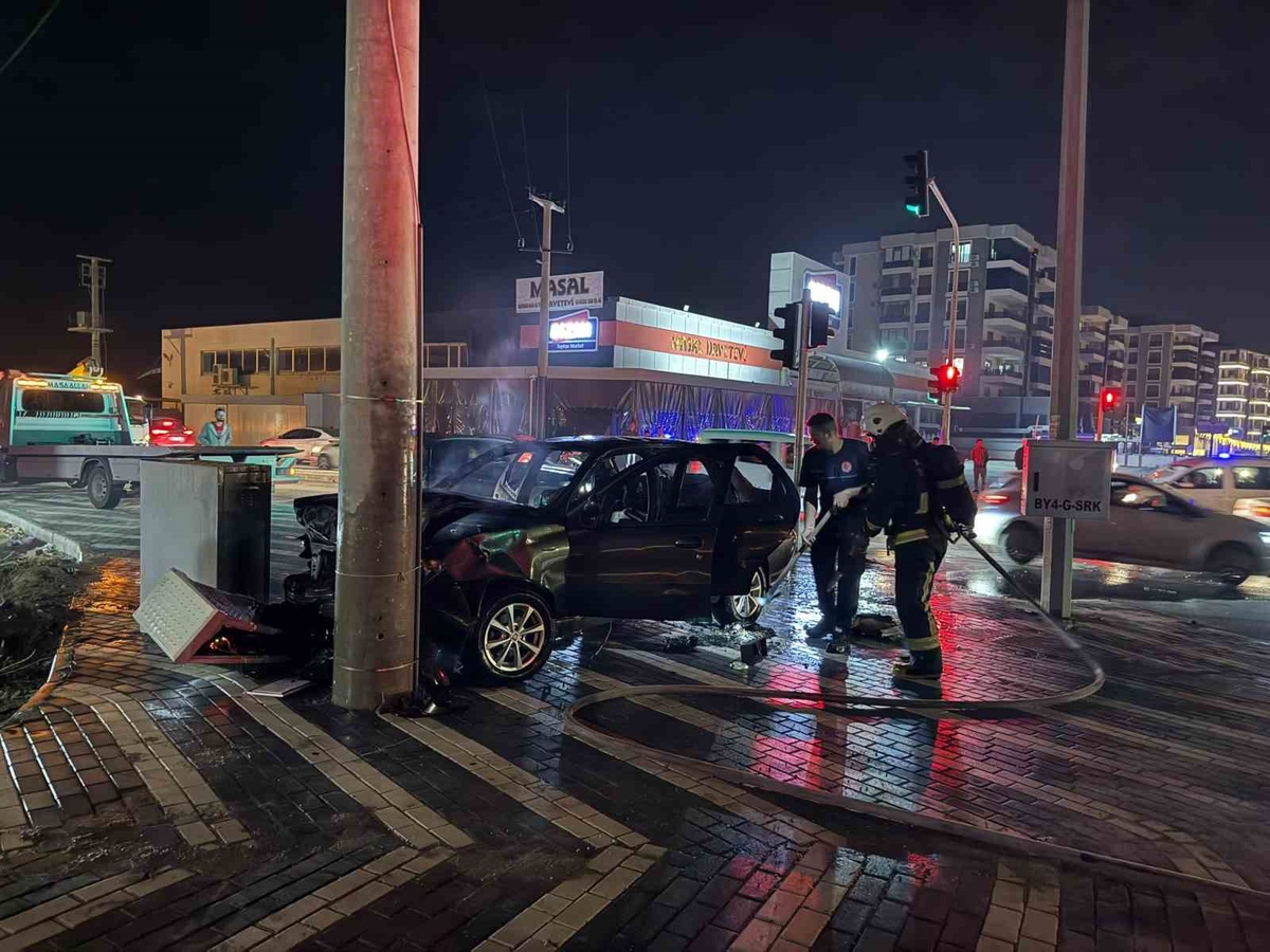 Antalya Serik\'te iki otomobil çarpıştı, 2 yaralı; sürücünün kaçtığı öne sürüldü