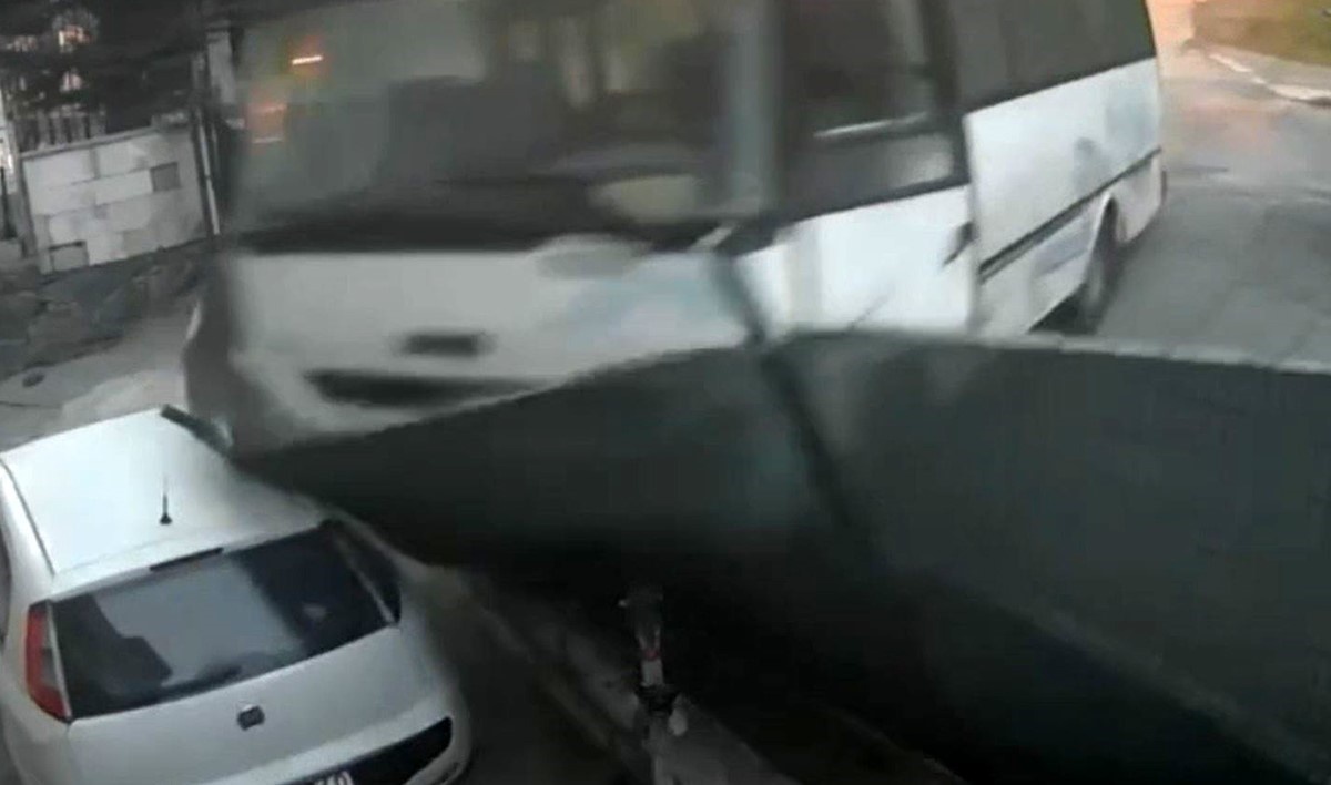 Arnavutköy\'de sürücüsü inince midibüs evin bahçesine daldı, yaralanan olmadı