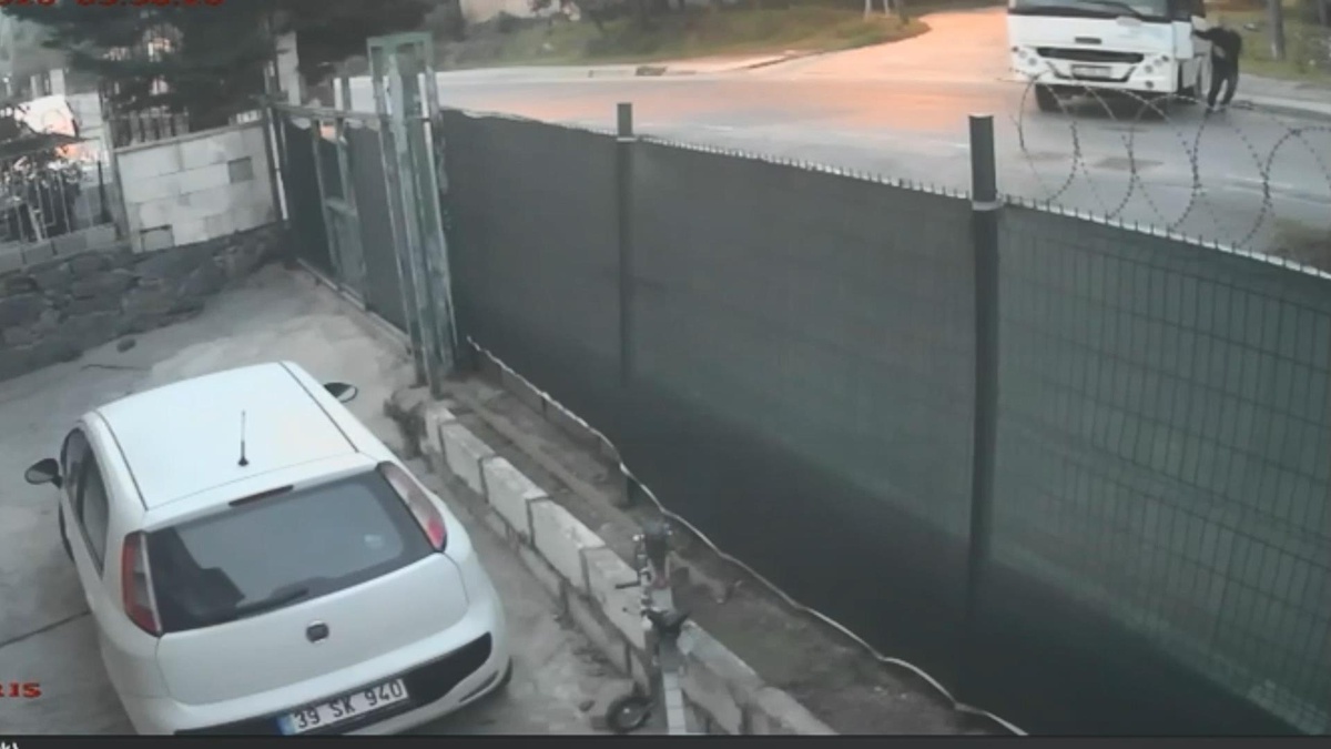 Arnavutköy\'de sürücüsü inince hareket eden servis midibüsü evin bahçesine girdi