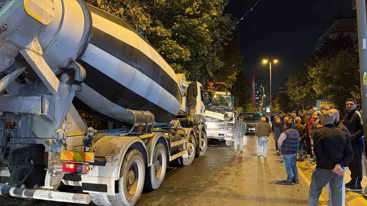 Avcılar\'da iddiaya göre el freni çekilmeyen beton pompası 7 araca çarptı