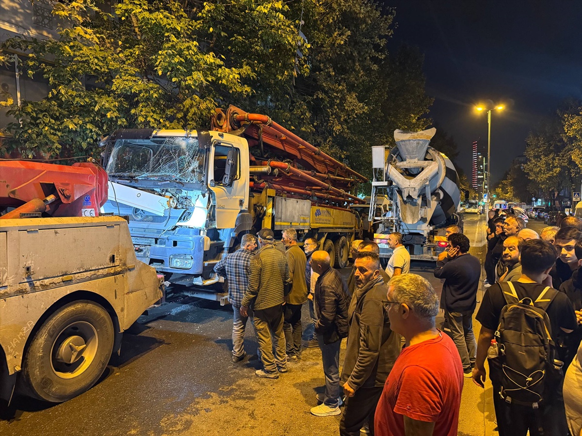 Avcılar\'da beton pompa kamyonu park halindeki araçlara çarptı, 7 araç hasar gördü