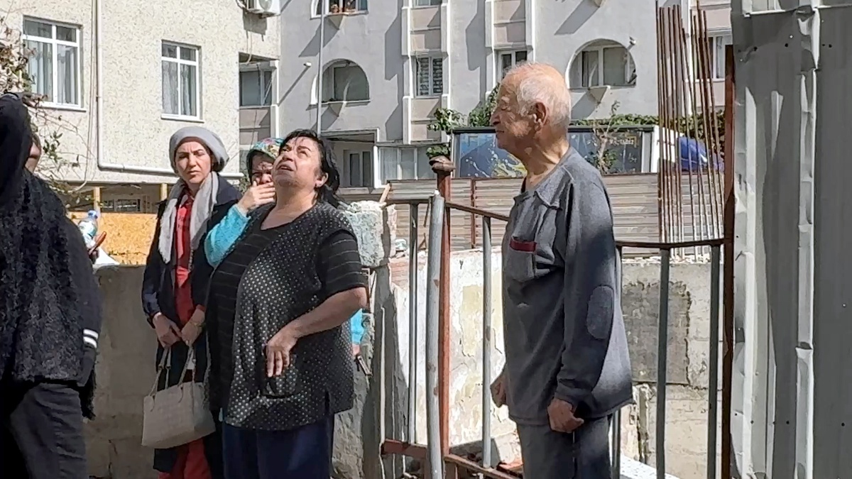 Avcılar\'da itfaiye, kombi yangınında ailenin anahtarını balkondan girip teslim etti