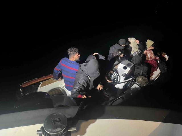 Aydın Didim'de Sahil Güvenlik lastik bottaki 2'si çocuk 10 düzensiz göçmeni yakaladı