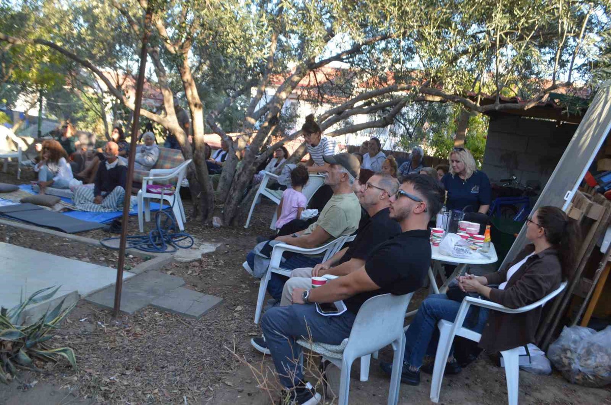 Ayvalık\'ta ücretsiz pandomim ve müzik gösterisi ilk kez ev bahçesinde yapıldı