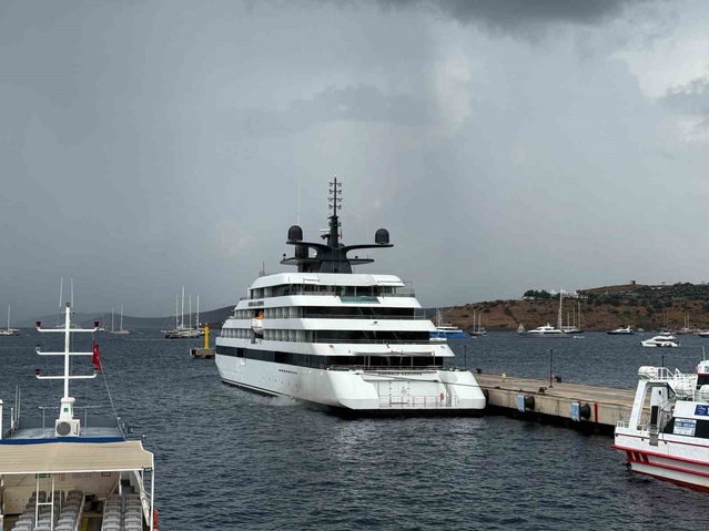 Mikonos'tan gelen kruvaziyer Emerald Azzurra, 100 yolcusuyla Bodrum'a yanaştı