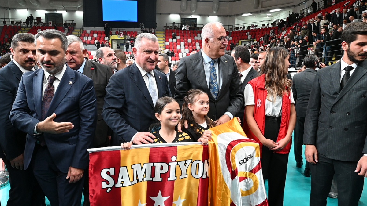 Kırıkkale Yeni Spor Kompleksi açıldı; Galatasaray Madeş Mobilya kupa kaldırdı