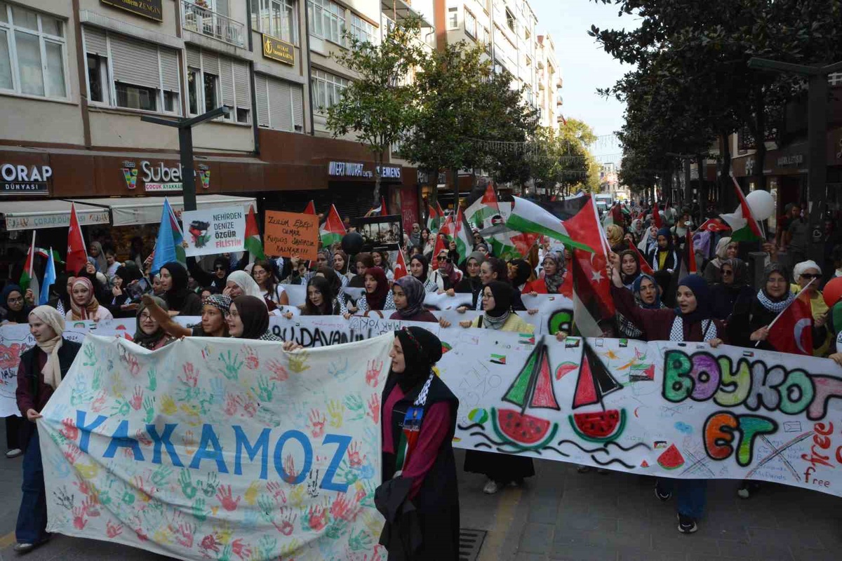 Balıkesir\'de yaklaşık bin kişi Gazze için yürüdü, İsrail\'e lanet sloganları attı