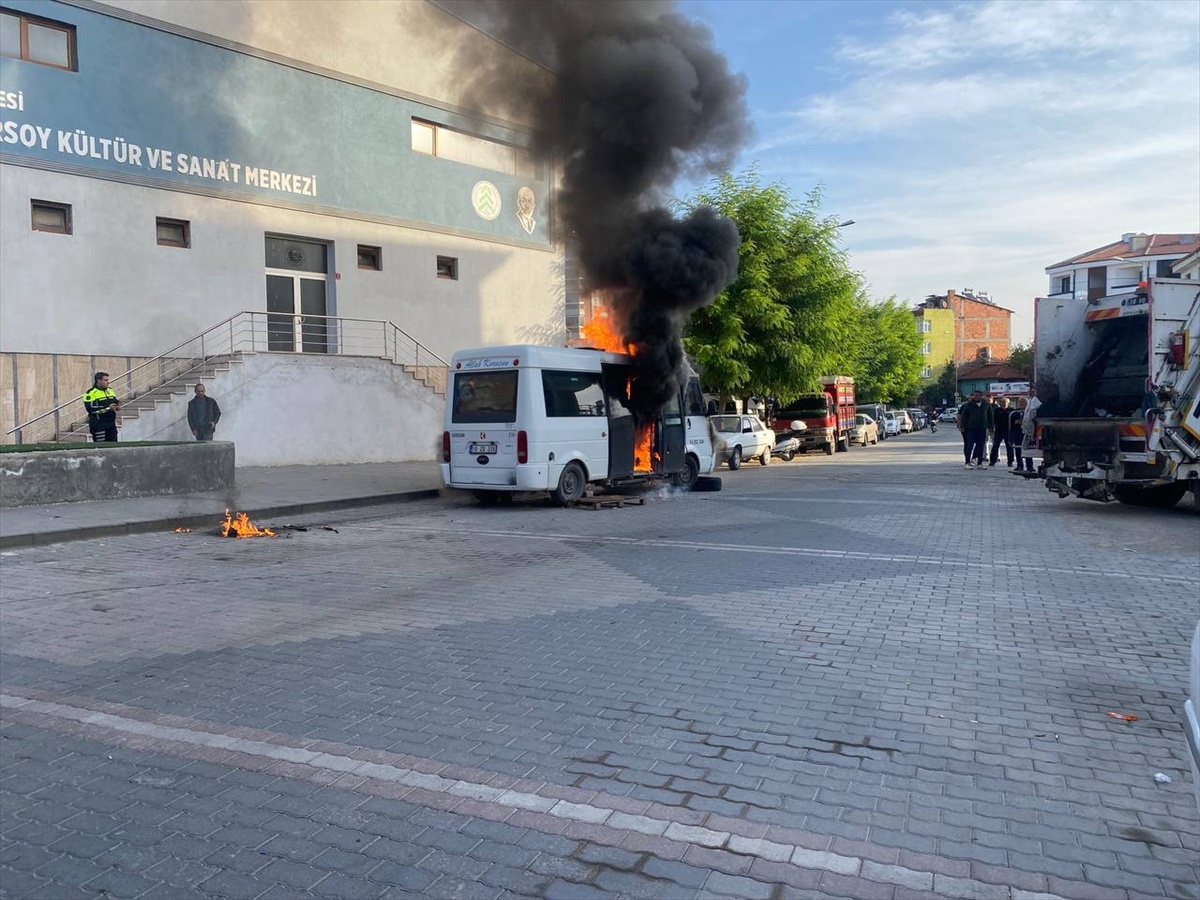 Balıkesir Dursunbey\'de park halindeki minibüs yangında kullanılamaz hale geldi