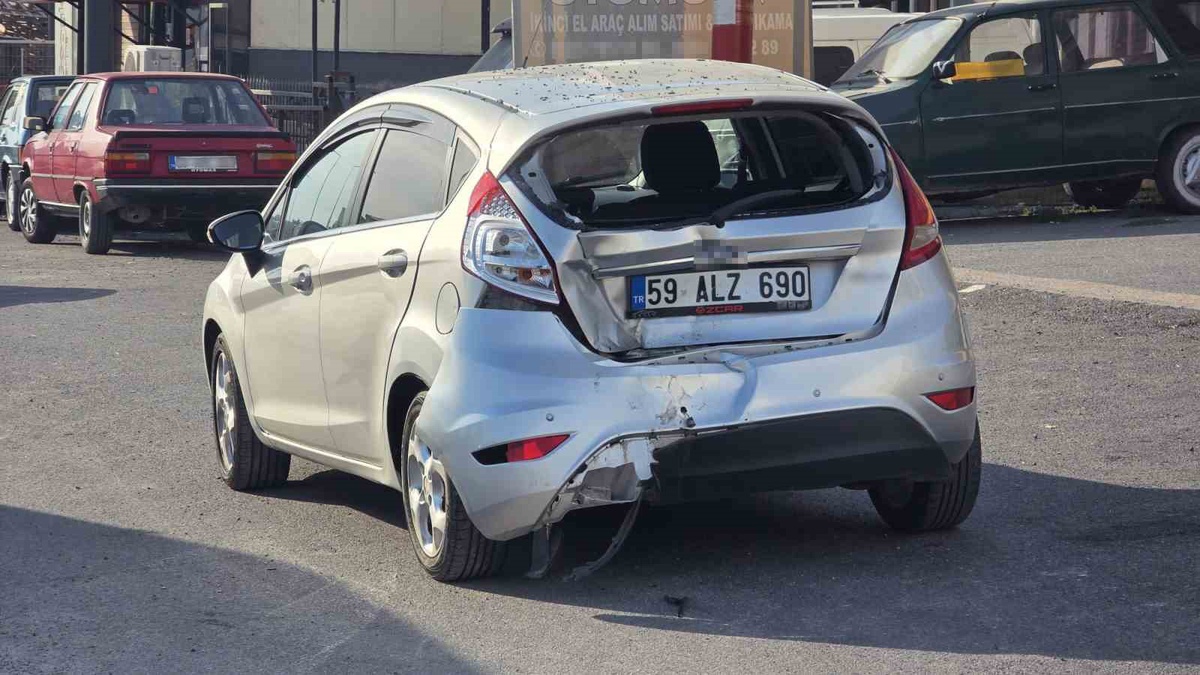 Bandırma\'da otomobil motosikletle çarpıştı, savrulan sürücü dahil 2 kişi yaralandı