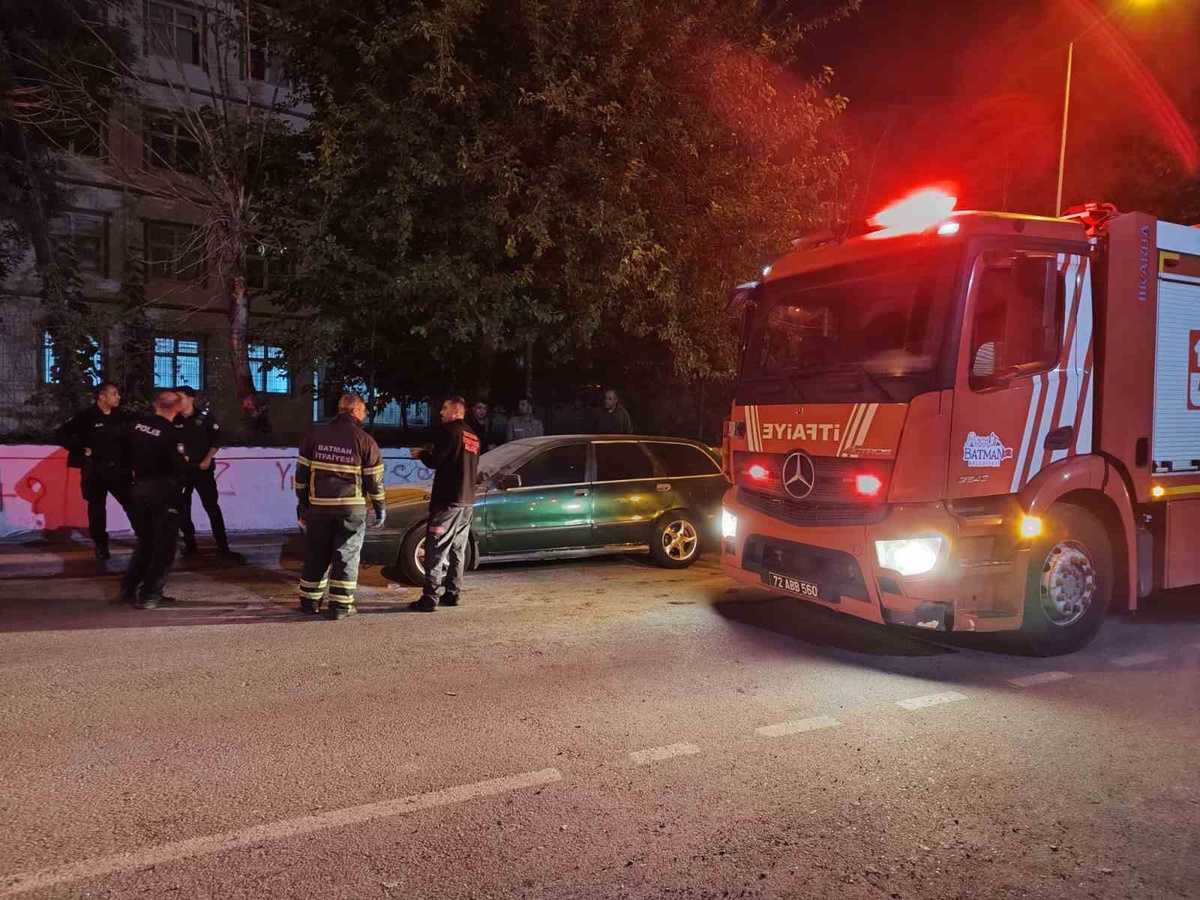 Batman\'da park halindeki araç yangını mahalle sakinlerince tüpleriyle söndürüldü