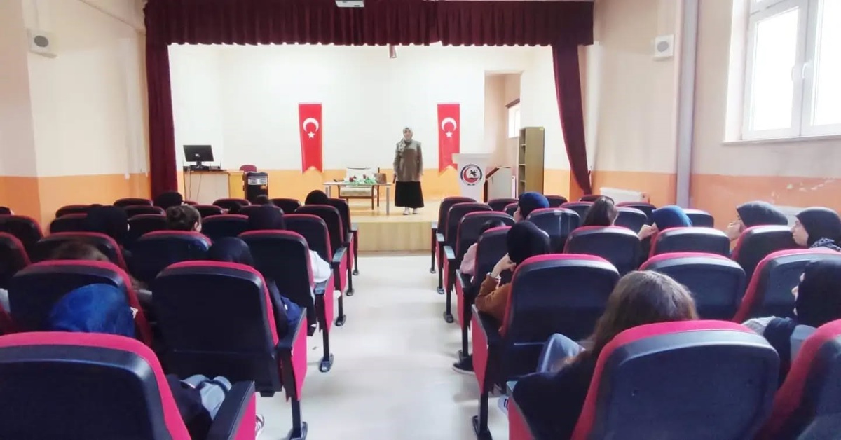 Bayburt İl Müftülüğü gençlere aile ahlakını kurs ve lisede anlattı