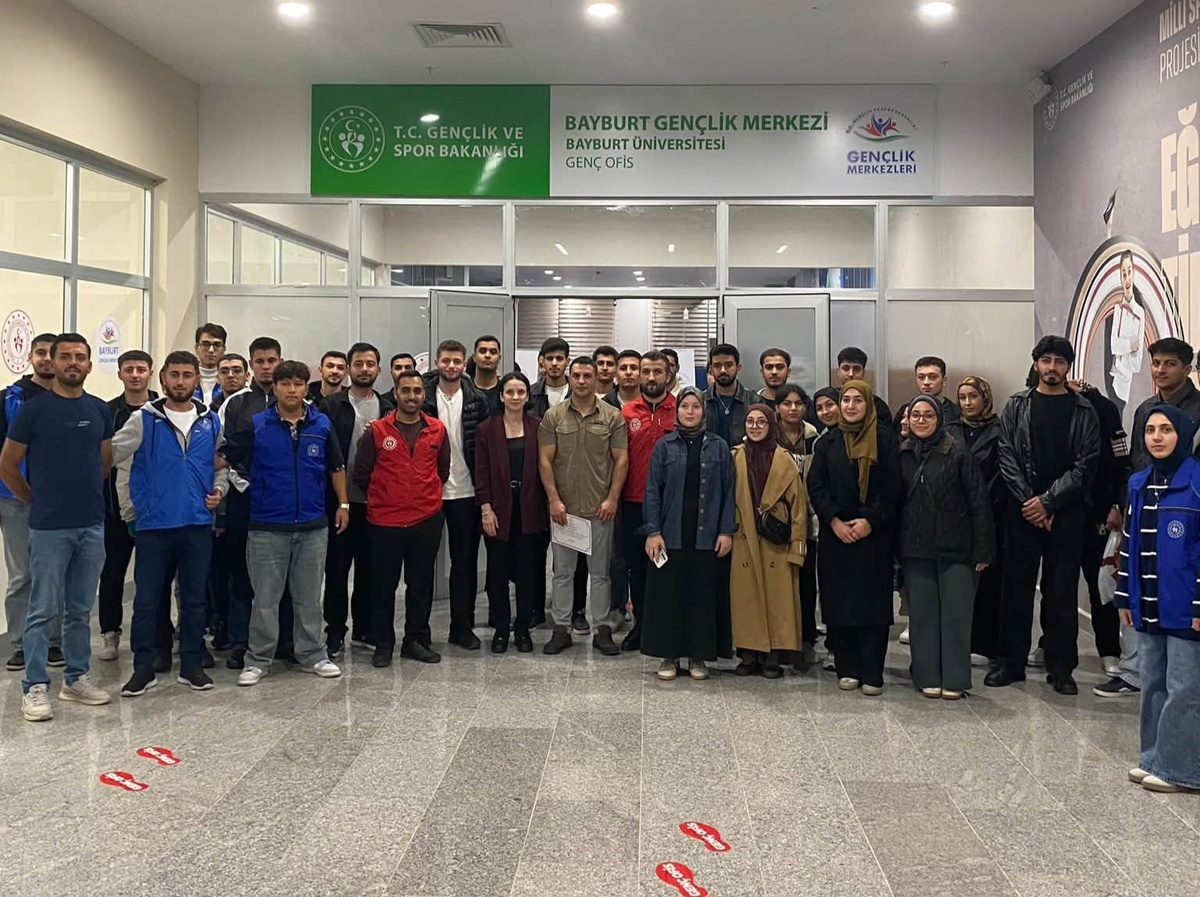 Bayburt\'da düzenlenen Kariyer Günleri\'nde milli boksör Onur Şipal gençlerle buluştu