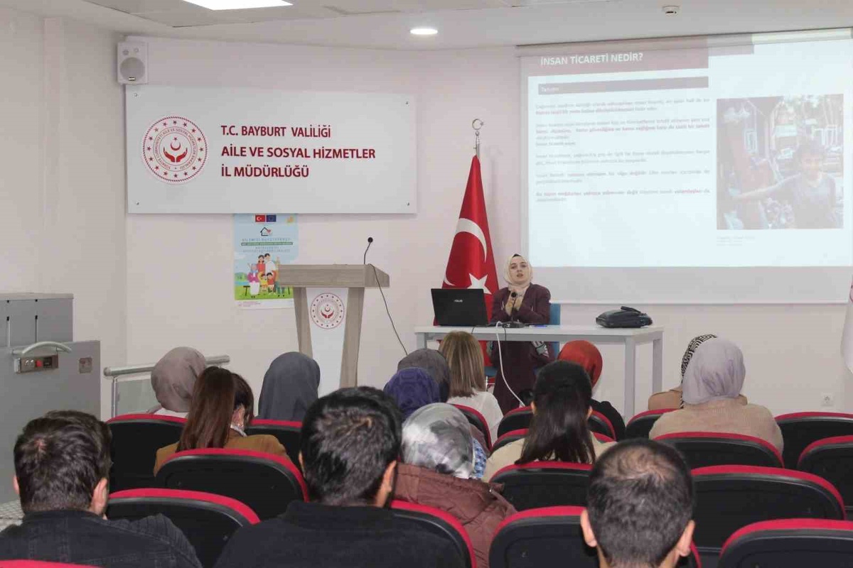 Bayburt Aile ve Sosyal Hizmetler personeline insan ticareti eğitimi verildi