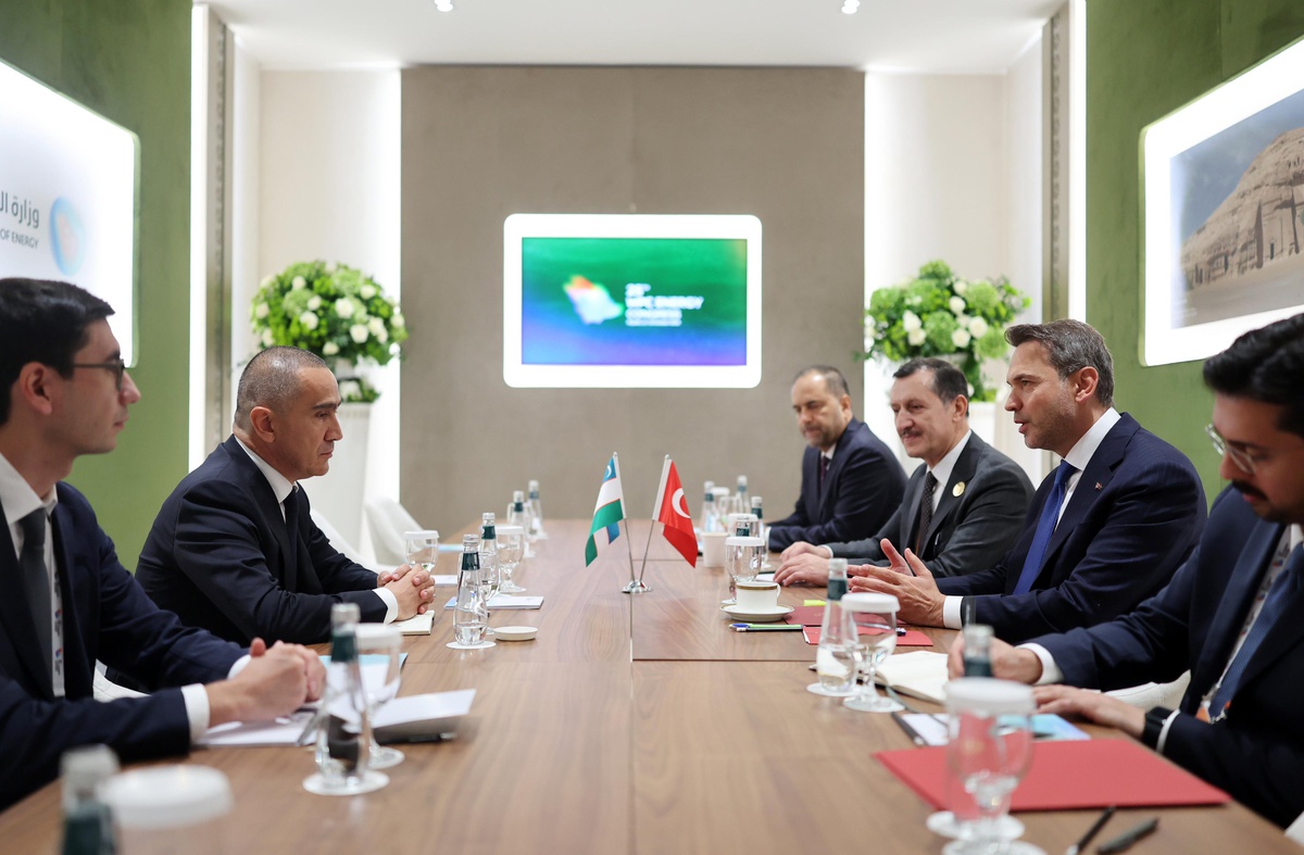 Riyad\'da Bayraktar, Özbek mevkidaşıyla enerji arz güvenliği konusunda mutabık kaldı