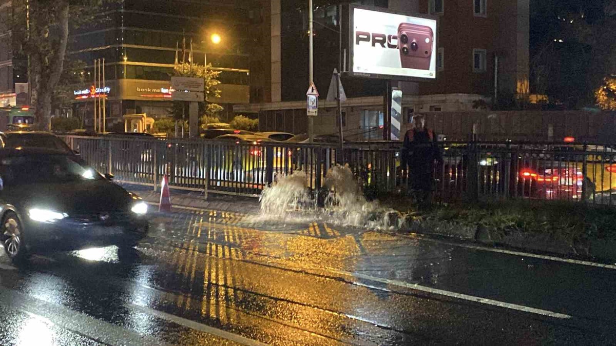 Beşiktaş\'ta ana boru patladı, Zincirlikuyu alt geçidini su bastı