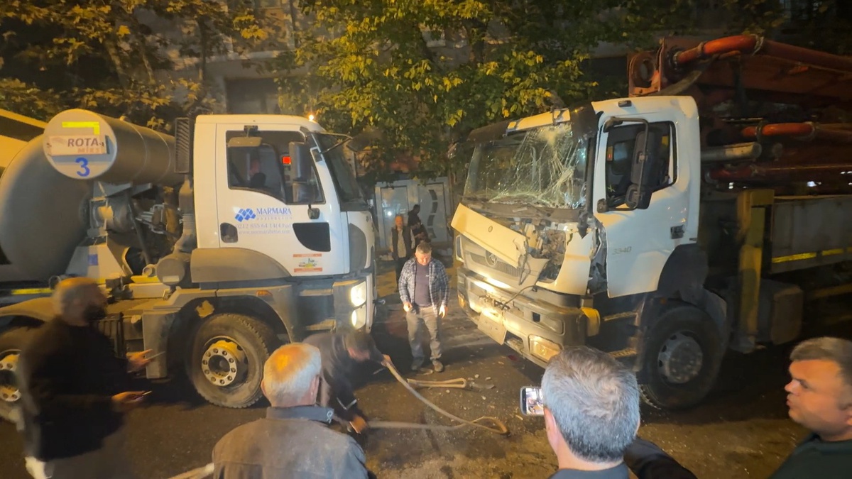 Avcılar\'da el freni çekilmeyen beton pompası yokuştan kayarak 7 araca çarptı