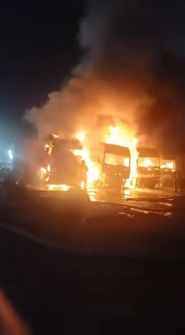 Beylikdüzü'nde aynı firmaya ait 4 TIR yanıcı maddeyle ateşe verildi