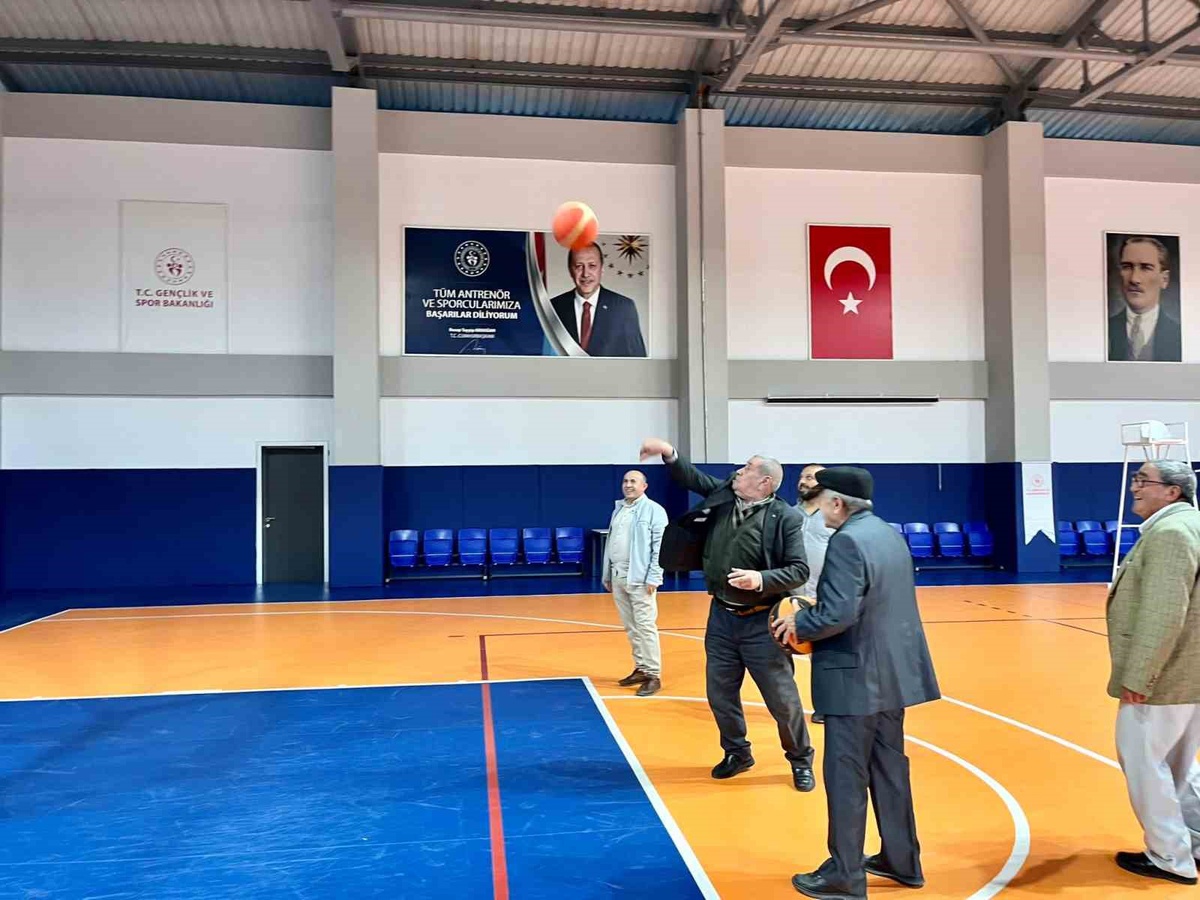 Bilecik Pazaryeri\'de büyükler, Amatör Spor Haftası\'nda basketbol ve voleybol oynadı