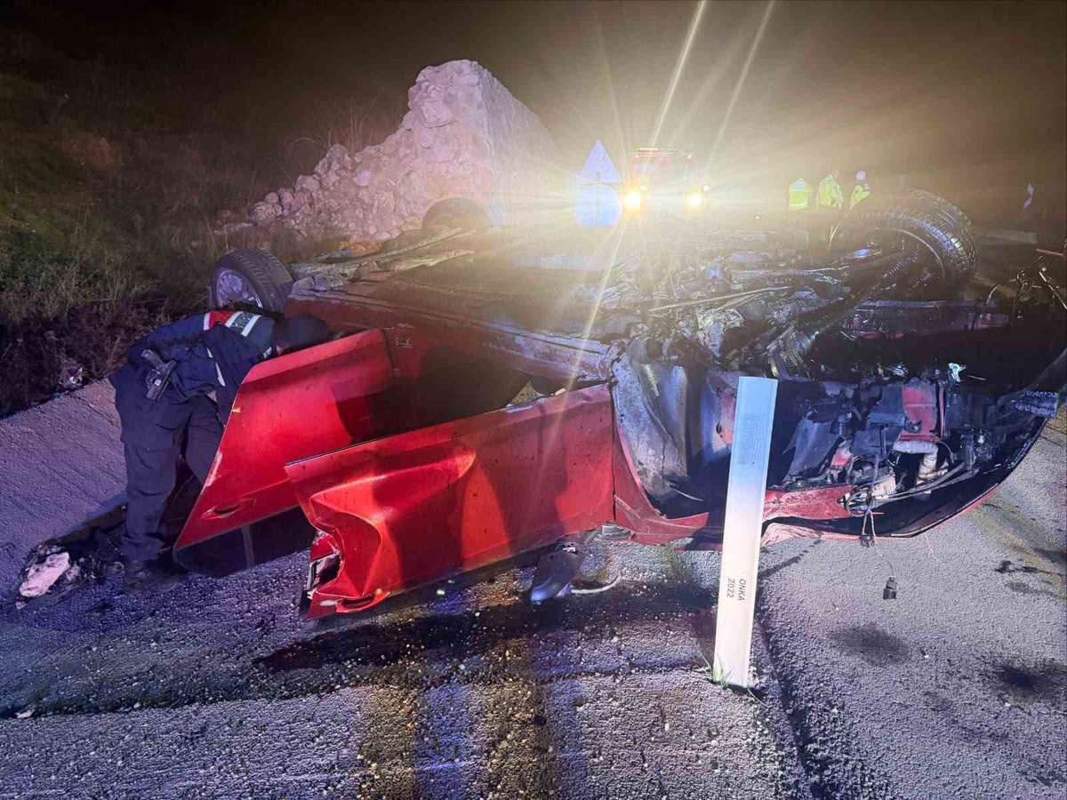 Bilecik\'te Pelitözü Kavşağı\'nda refüje çarpıp takla atan otomobilde 3 kişi yaralandı