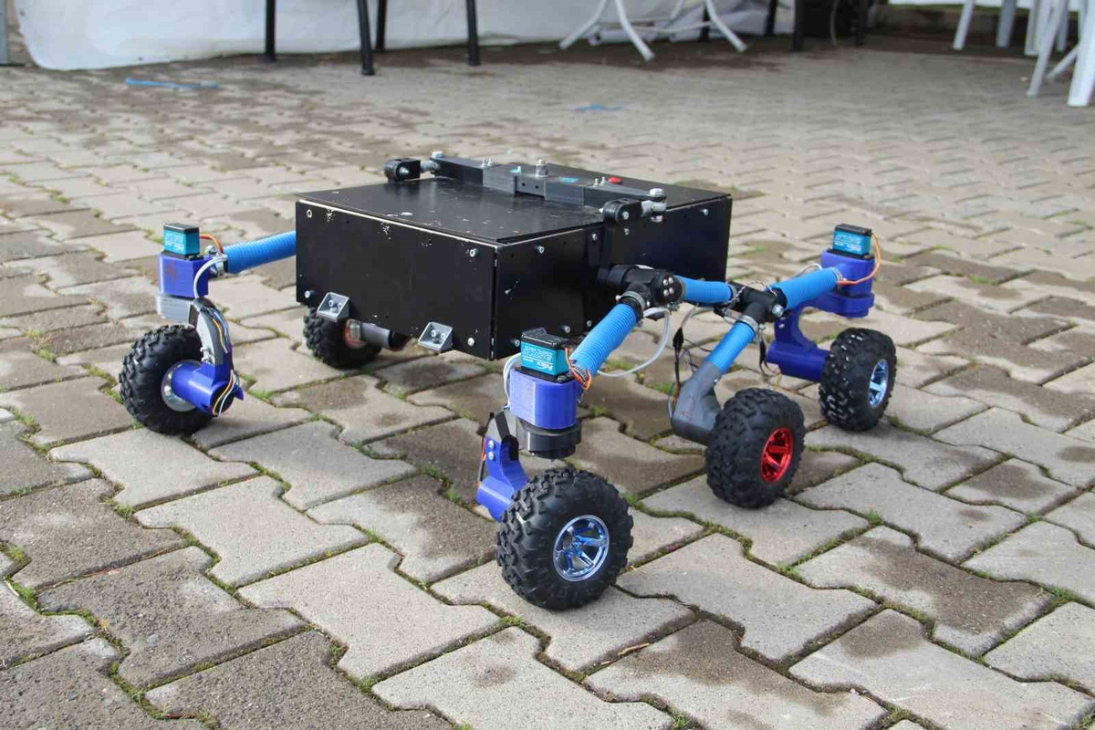 Bingöl\'de lise öğrencisi, enkaz ve maden için 6 tekerlekli kurtarma robotu geliştirdi