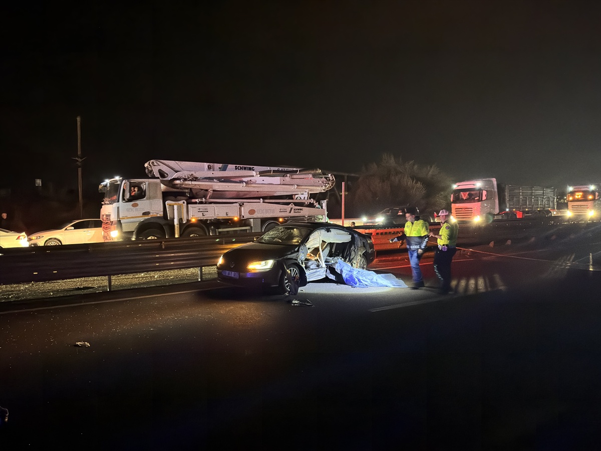 Bingöl Genç\'te bariyere çarpan otomobilde 2 kişi öldü, 2 kişi yaralandı