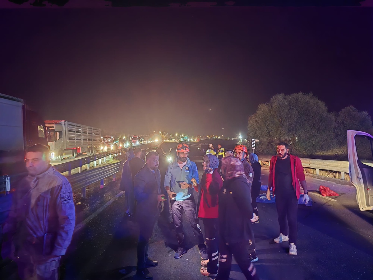 Bingöl Genç\'te bariyerlere çarpan otomobilde 2 kişi öldü, 2 kişi yaralandı