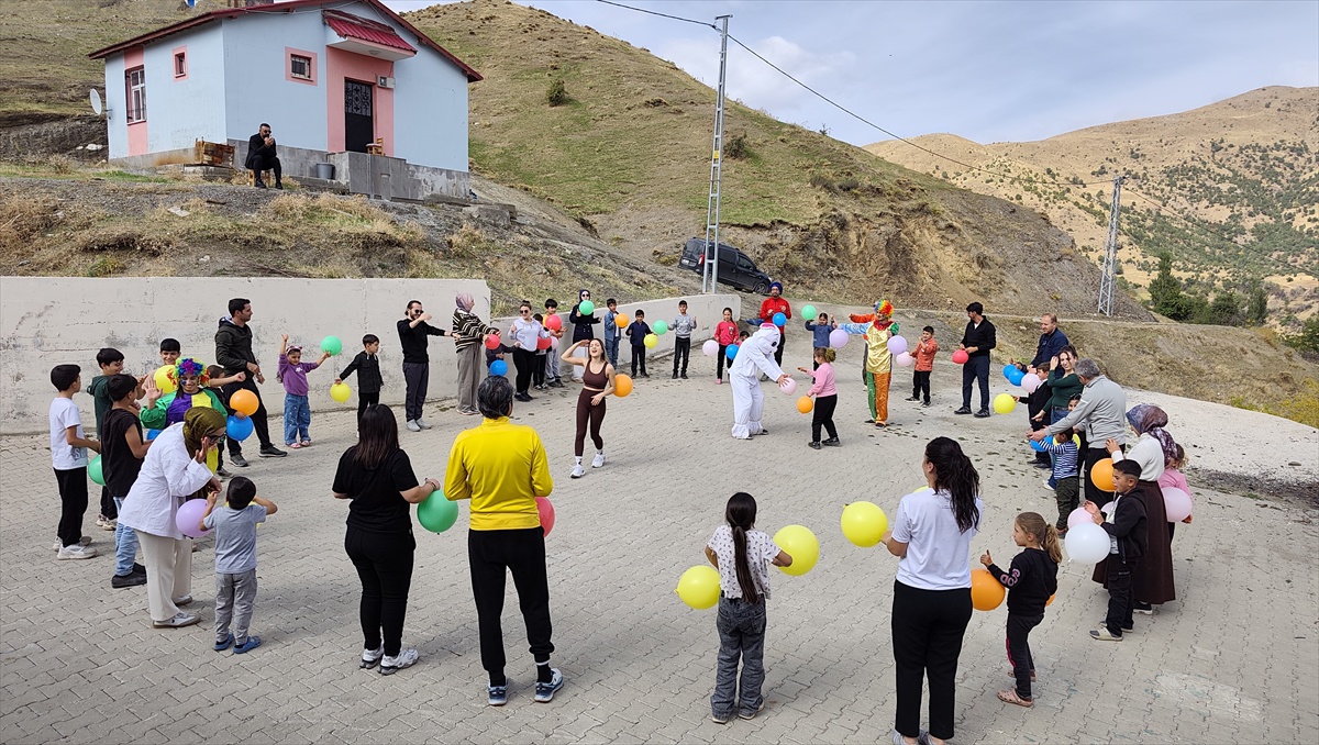Bitlis Hizan\'da gönüllüler Yenicik Köyü İlkokulunda oyuncak ve kırtasiye dağıttı