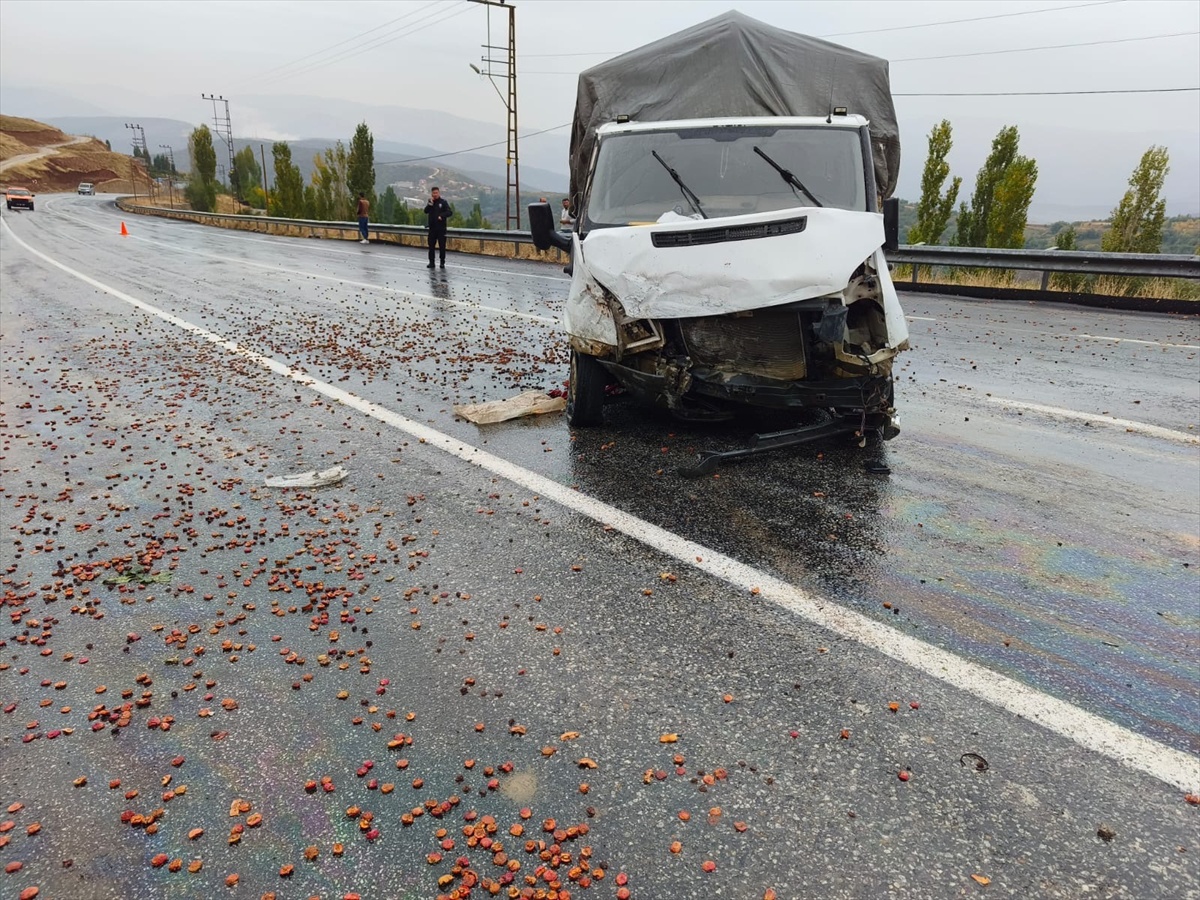 Bitlis Hizan\'da kontrolden çıkan kamyonet duvara çarptı, bir kişi yaralandı