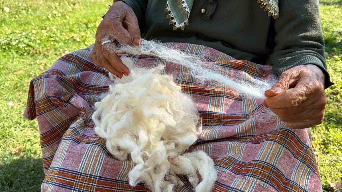 Bolu\'da 90 yaşındaki Mümtaze Karadaş, çıkrık geleneğini yarım asırdır yaşatıyor