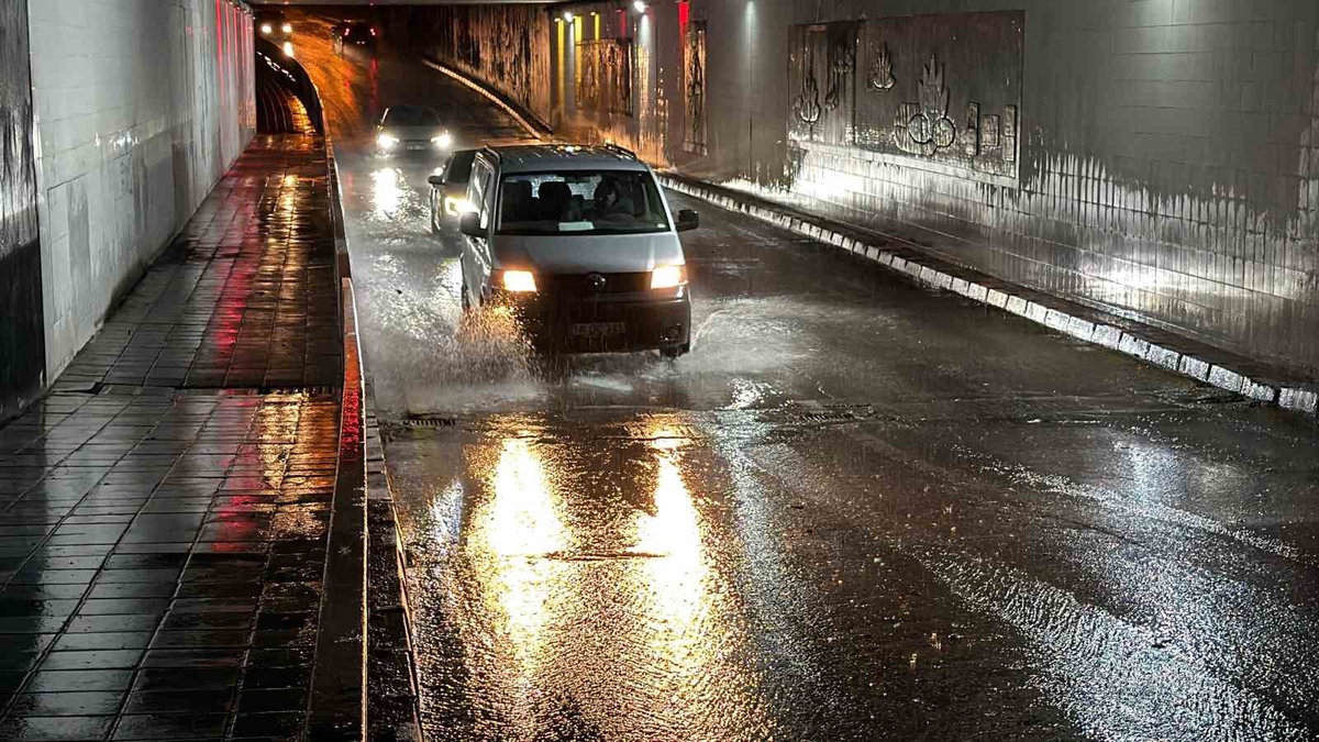 Bolu Göynük\'teki panayırda brandalardan boşalan sular vatandaşları ıslattı