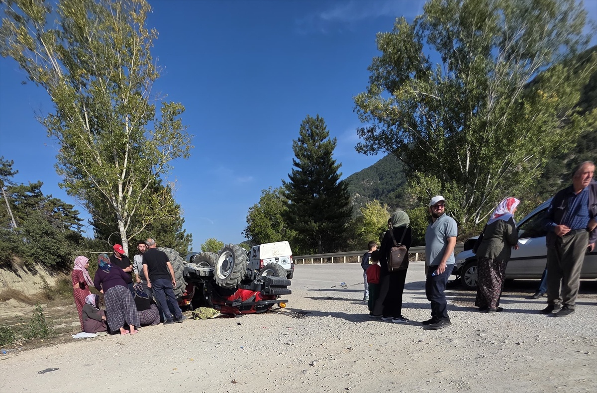 Bolu Göynük\'te ticari araçla çarpışan traktör devrildi, 2 kişi yaralandı